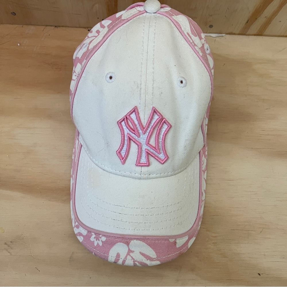 Yankees Vintage Hawaiian Flower Pink and White Cap